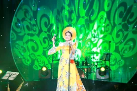 [Photo] Ca sỹ Anh Thơ mặc áo dài 1 tỷ đồng trong liveshow đầu tiên