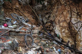 Chiếc xe đạp bị biến dạng gần như không thể sử dụng. (Ảnh: Minh Sơn/Vietnam+)