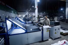 Sản xuất sản phẩm bao bì tại Công ty TNHH bao bì Thuận Đức. (Ảnh: Phạm Kiên/TTXVN)