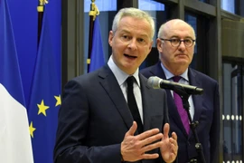 Bộ trưởng Tài chính Pháp Bruno Le Maire (trái) tại cuộc họp báo với Ủy viên thương mại châu Âu Phil Hogan (phải) ở Paris của Pháp, ngày 7/1. (Ảnh: AFP/TTXVN)