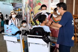 Đeo khẩu trang để phòng tránh lây nhiễm COVID-19 tại sân bay Ngurah Rai ở Denpasar, Indonesia, ngày 8/2 vừa qua. (Ảnh: AFP/TTXVN)