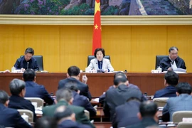 Phó Thủ tướng Trung Quốc Tôn Xuân Lan (giữa) chủ trì cuộc họp thảo luận giải pháp ngăn ngừa và kiểm soát COVID-19 tại Bắc Kinh ngày 20/1 vừa qua. (Ảnh: THX/TTXVN)