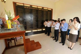 [Photo] Dâng hương tưởng niệm các liệt sỹ nhà báo của TTXVN 