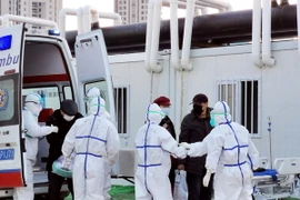 Bệnh nhân nhiễm COVID-19 được đưa tới chữa trị tại bệnh viện ở Vũ Hán, tỉnh Hồ Bắc, Trung Quốc, ngày 12/2 vừa qua. (Ảnh: THX/TTXVN)