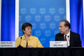 Tổng Giám đốc IMF Kristalina Georgieva (trái) và Chủ tịch WB David Malpas. (Ảnh: THX/TTXVN)