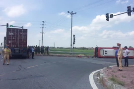 Hiện tường vụ tai nạn. (Ảnh: Đinh Tuấn/TTXVN)