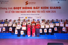 Trung ương Hội Chữ thập đỏ Việt Nam tặng Bằng khen những cá nhân tiêu biểu trong phong trào hiến máu tình nguyện tỉnh Kiên Giang. (Ảnh: Hồng Đạt/TTXVN)