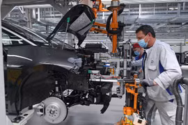 Công nhân làm việc tại nhà máy của hãng Volkswagen ở Zwickau, miền đông nước Đức, ngày 23/4 vừa qua. (Ảnh: AFP/TTXVN)