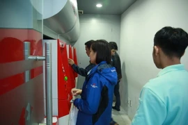 Xếp hàng rút tiền tại khu công nghiệp. (Ảnh: Trần Việt/TTXVN)