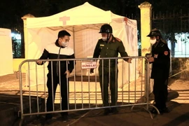 Công an phường Đồng Tâm bảo vệ Trạm di động lấy mẫu xét nghiệm