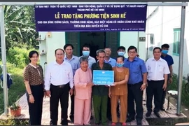 Lễ trao phương tiện sinh kế cho hộ gia đình chính sách, thương binh đặc biệt nặng tại huyện Củ Chi. (Ảnh: TTXVN phát)