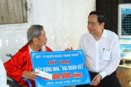 Chủ tịch Ủy ban Trung ương Mặt trận Tổ quốc Việt Nam Trần Thanh Mẫn trao biển tặng kinh phí hỗ trợ xây nhà “Đại đoàn kết” của Quỹ "Vì người nghèo Trung ương" cho gia đình ông Bùi Tiến Khoa, xã Mỹ Sơn, huyện Đô Lương, tỉnh Nghệ An. (Ảnh: Tá Chuyên/TTXVN)