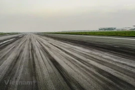 Với tần suất hơn 1 phút có một chuyến bay cất, hạ cánh nên mặt bêtông nhựa in hằn vết vệt bánh tàu bay. (Ảnh: Việt Hùng/Vietnam+)