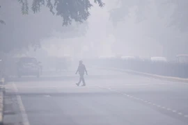 Khói mù ô nhiễm bao phủ dày đặc tại New Delhi của Ấn Độ. (Ảnh: AFP/TTXVN)