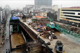 Dự án cầu cạn Vành đai 2 đoạn qua đường Trường Chinh đã tạm dừng thi công. (Ảnh: Danh Lam/TTXVN)