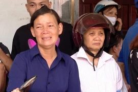 Người nhà nạn nhân đau buồn trước sự việc xảy ra. (Ảnh: Trung Kiên/TTXVN)