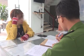 Đinh Thị Thu Yến làm việc tại cơ quan công an. (Ảnh: Nguyễn Văn Việt/TTXVN)