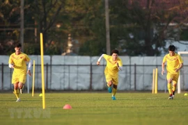 Tiền đạo Tiến Linh, Đức Chinh và hậu vệ Đình Trọng (từ trái qua) tích cực luyện tập. (Ảnh: Hoàng Linh/TTXVN)