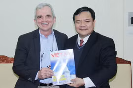 Ông Bùi Văn Nghị, Tổng Thư ký Hội Việt Nam-Hoa Kỳ, và Giáo sư, Tiến sỹ James B. Wells thuộc Đại học Tư pháp và An toàn, Đại học tổng hợp Đông Kentucky, Mỹ, nhân chuyến thăm và làm việc tại Việt Nam vào năm 2017. (Nguồn: vufo.org.vn)