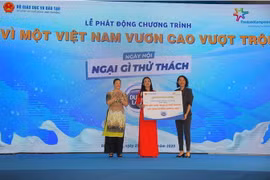 Đại diện Bộ Giáo dục và Đào tạo và nhãn hàng Cô Gái Hà Lan chính thức bàn giao các hạng mục đầu tư cho trường Phú Hòa 3, đánh dấu cột mốc quan trọng trong chương trình hợp tác chiến lược “Vì Một Việt Nam vươn cao vượt trội.” (Nguồn: Nhãn hàng Cô Gái Hà La