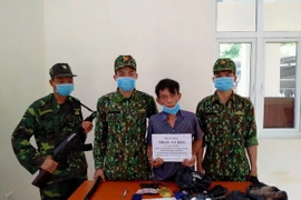 Đối tượng Cheo cùng tang vật vụ án. (Ảnh: TTXVN phát)