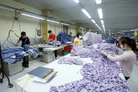 Sản xuất sản phẩm may mặc. (Ảnh: Phạm Kiên/TTXVN)