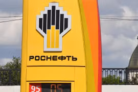 Biểu tượng Rosneft tại trạm xăng ở Moskva, Nga. (Ảnh: AFP/TTXVN)