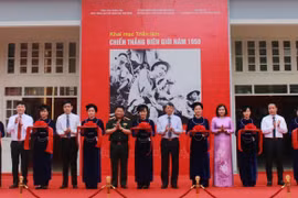 Lãnh đạo tỉnh Cao Bằng và Bảo tàng lịch sử Quân sự Việt Nam cắt băng khai mạc Triển lãm. (Ảnh: Quốc Đạt/TTXVN)