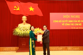 Ông Phạm Minh Chính trao Quyết định điều động, phân công bà Phạm Thị Thanh Trà giữ chức Phó Trưởng Ban Tổ chức Trung ương. (Ảnh: Việt Dũng/TTXVN)