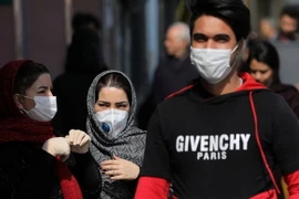 Người dân đeo khẩu trang đề phòng lây nhiễm virus SARS-CoV-2 tại Tehran, Iran ngày 23/2 vừa qua. (Ảnh: AP/TTXVN)