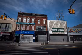 Các cửa hàng đóng cửa do dịch COVID-19 tại New York, Mỹ ngày 15/4 vừa qua. (Ảnh: AFP/TTXVN)