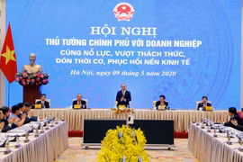 Thủ tướng Nguyễn Xuân Phúc và các Phó Thủ tướng chủ trì hội nghị tại điểm cầu Hà Nội. (Ảnh: Thống Nhất/TTXVN)