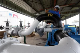 Sản xuất xăng dầu. (Ảnh: Huy Hùng/TTXVN)