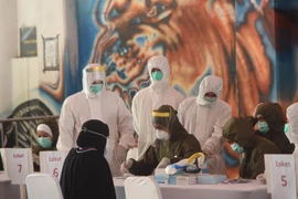 Nhân viên y tế làm nhiệm vụ tại một trạm xét nghiệm nhanh COVID-19 ở Jakarta của Indonesia ngày 6/5 vừa qua. (Ảnh: THX/TTXVN)