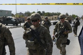 Binh sỹ Mỹ được triển khai tới hiện trường một vụ đánh bom xe tại Kabul, Afghanistan. (Ảnh: AFP/TTXVN)