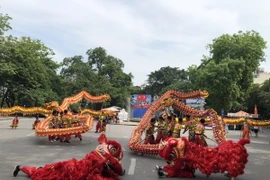 Màn múa rồng của hai đội rồng Thanh Trì và Chương Mỹ sáng 30/5 vừa qua tại không gian đi bộ hồ Hoàn Kiếm. (Ảnh: Đinh Thuận/TTXVN)