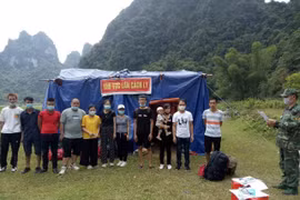 12 công dân nhập cảnh trái phép được cán bộ, chiến sỹ Đồn Biên phòng Lý Quốc, Cao Bằng phát hiện, tạm giữ. (Ảnh:TTXVN phát)