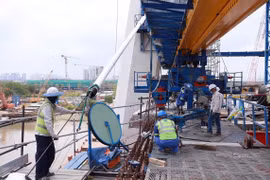 Công nhân thi công căng cáp trên phần cầu chính dự án cầu Thủ Thiêm 2. (Ảnh: TTXVN phát)