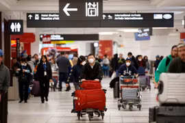 Hành khách đeo khẩu trang đề phòng lây nhiễm virus corona tại sân bay quốc tế Toronto Pearson, Canada, ngày 26/1 vừa qua. (Ảnh: AFP/TTXVN)
