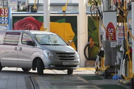 Tại một trạm xăng ở Changwon, tỉnh Nam Gyeongsang, Hàn Quốc. (Ảnh: Yonhap/TTXVN)