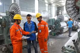 Công nhân Tổng Công ty Điện lực thành phố Hà Nội tuyên truyền tiết kiệm điện, sử dụng điện an toàn và hiệu quả cho các hộ sản xuất trên địa bàn huyện Thanh Oai. (Ảnh: Ngọc Hà/TTXVN)
