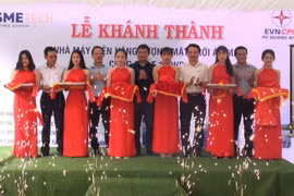 Lễ cắt băng khánh thành công trình điện mặt trời mái nhà lớn nhất tỉnh Quảng Bình đi vào đóng điện vận hành. (Ảnh: Đức Thọ/TTXVN)