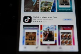 Biểu tượng TikTok trên màn hình điện thoại di động tại Arlington, bang Virginia của Mỹ, ngày 30/8 vừa qua. (Ảnh: THX/TTXVN)