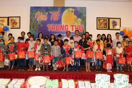 Những phần quà được trao đến tay những trẻ em có hoàn cảnh khó khăn trên địa bàn thành phố Cần Thơ. (Ảnh: Ánh Tuyết/TTXVN)