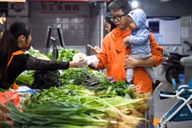 Người dân mua bán tại chợ ở tỉnh Hồ Nam, Trung Quốc. (Ảnh: THX/TTXVN)