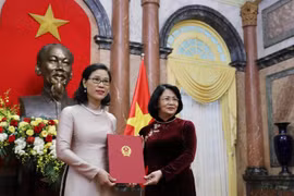 Phó Chủ tịch nước Đặng Thị Ngọc Thịnh trao Quyết định bổ nhiệm cho Đại sứ Việt Nam tại Cộng hòa Phần Lan kiêm nhiệm Cộng hòa Estonia Đặng Thị Hải Tâm. (Ảnh: Lâm Khánh/TTXVN)
