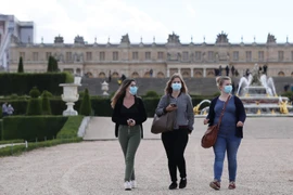 Người dân đeo khẩu trang phòng lây nhiễm COVID-19 tại Paris, Pháp, ngày 6/6 vừa qua. (Ảnh: THX/TTXVN)