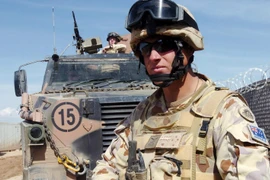 Binh sỹ Australia thuộc lực lượng hỗ trợ an ninh quốc tế do NATO dẫn đầu tuần tra tại Samawa, miền Nam Iraq. (Ảnh: AFP/TTXVN)