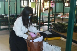 Công dân cách ly tại Trung tâm đang dọn hành trang cá nhân để về với gia đình. (Ảnh: Văn Dũng/TTXVN)