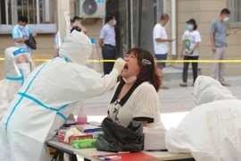 Một điểm xét nghiệm COVID-19 tại Đại Liên, tỉnh Liêu Ninh, Trung Quốc. (Ảnh: AFP/TTXVN)